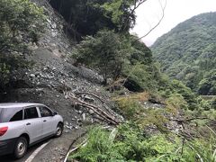 いつも散策している辺りが崖崩れに遭っていました。ショック！