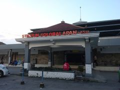 １７時０５分、ソロ・バラパン駅に到着。

駅の窓口でジョグジャカルタに戻る乗車券を購入しようとしたところ、４つある窓口に対して、それぞれ１０人超の行列。

１０分ほど並んで待ち、なんとか帰りの乗車券をGET。

いちばん早いのが１７時３０分発の特急で、運賃は55,000ルピア（約440円）でした。