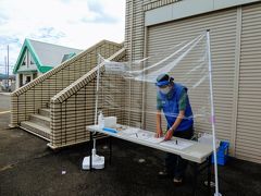 秩父駅に到着。
ウォーキングイベントの受付はビニールシートがあって
通常なら参加のスタンプをスタンプカードに押してもらうのですが
地図に押してあるのを切り貼りして下さいとのこと。