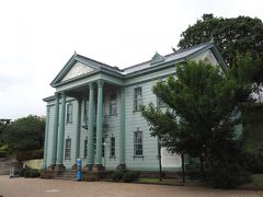 旧北海道庁函館支庁庁舎

ミントグリーンのクラシカルな洋館。
明治42年（1909年）に建てられ、昭和57年（1982年）に修復された。
現在は函館市元町の観光案内所として使用されている。