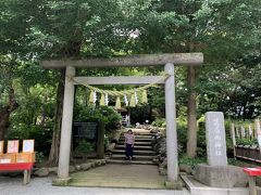 坂を頑張って登ること１０分くらい。源氏山の山頂あたりにある
「葛原岡神社」に到着。
さあ、氏神様にご挨拶です。

境内に駐車場あります、詳細はこちら↓
https://e-tonsuke.net/kuzuharaokajinja/