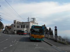 六甲山観光六甲ケーブル六甲山上駅と六甲山観光六甲山上バスです。