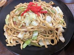 ホテルのレストランは、ランチタイム休業中。
表に出て、近くの居酒屋さんで、沖縄そばの焼きそばを。