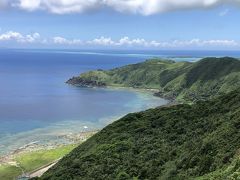 展望台に上ると、一面の海と空が見渡せる。
彼方に渡名喜島、粟国島の姿も。
空気の澄んだ日には、沖縄本島まで見えるそうだ。