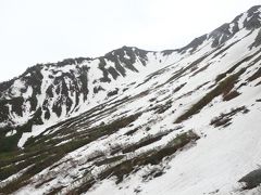 黒部平駅から立山ロープウェイで大観峰駅へ。
万年雪が見えてくると高いところに来たなと感じますね。