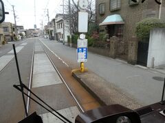 同じ道路の真ん中を走る形態であっても、天王寺駅前を出た直後あたりと違って、道路が非常に静かなのが目につきます。
朝夕とかはもっと交通量が増えたりするのでしょうか。