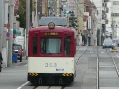 天王寺駅前行きとすれ違いました。
もちろん、あと何回かすれ違っているのですが、撮れたのはこれだけなので。

そして、電車に乗って進行方向の後ろを眺めているだけでは分からないのですが、
画像の左側（乗っている電車の進行方向だと右側）には南海高野線が迫ってきており、右側には万代池とか景勝地（？）があったりします。