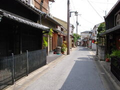 興福寺の後は、瓦屋根に格子戸といった昔ながらの町屋スタイルの家が建ち並ぶという「ならまち」へ。
メインとなるところは観光地化されているけど、一歩路地を入ると本当に普通の住宅街。逆に観光客がウロウロしているのが変な感じ。
中には江戸時代に建てられたものもあるという町屋スタイルの家も特別なものとしてではなく普通に現代の街に溶け込んでいる。