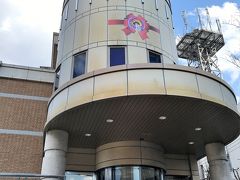 この年は宝塚市立手塚治虫記念館は創立２５周年ということでした。
手塚治虫は、5歳から24歳までの約20年を宝塚で過ごしました。
没後5年にあたる1994年に青少年への夢を育ませる場として、この記念館が設立されました。「自然への愛と生命の尊さ」を基本テーマとするもので、運営は宝塚市。
2018年度からリニューアル工事を実施しており、このほど新型コロナウィルス感染拡大防止対策を実施の上、6月8日から完全なリニューアル開館の運びとなったそうです。
館内のパソコン端末では、手塚治虫の生涯や作品年鑑を閲覧できるほか、2000年までに製作された手塚関連のテレビアニメ・劇場版アニメ・オリジナルアニメの一部作品が全編全話視聴できるようになっているということです。
