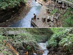 大湯沼川天然足湯に　到着です

写真を撮っていたら　このおじさん、居ない方がいいかと思われたんでしょう。
気を利かせて場所移動してくれました。ゴメンナサイ
（私達は足湯するつもりもなかったので）
いえいえ　そのまま浸かっていて下さるモデルさんがいた方が絵になる写真が撮れるので…

こちらを採用！
おじさん いいモデルぶりです！