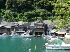 小さな湾の周りに、水辺ぎりぎりに建てられた建物群。
確かに珍しい光景ですね。