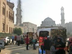 アル・アズハル・モスク
Al Azhar Mosque
のミナレットは10世紀の建設で、最も高いミナレットの
ガーマアフマドイブントゥールーンのと同じような2層の太い塔です。
アズハル広場からムイッズ通りを北に300 mほど行くと
ハーンハリーリバザールです。
無料です。