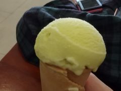 2月とは言え汗ばむ陽気なので、ホアンキエム湖の南東にあるアイスクリーム店「Kem Trang Tien（ケムチャンティエン）」で一服。
日本のアイスクリンやチリンチリンアイス、ババヘラアイスを思わせる素朴な味でした。