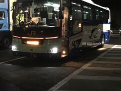 東名高速バス。このバスで浜松まで。
まだ半分ぐらいなんですよねぇ。