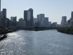 あーいい天気。
天満橋から見た大川です。向こうに見えるのは中之島かな… 川のある風景はいいですね。