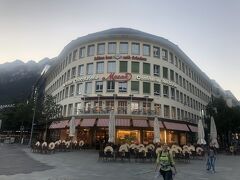 駅前のカフェ。夏のひと時を楽しむように、外にテーブルがいっぱい出てました。