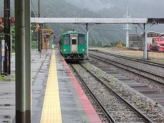 猪谷駅に約1時間ほどで到着です。こちらでJR西日本からJR東海に営業が替わります。西日本側は、ホームの屋根もなく雨に濡れます。