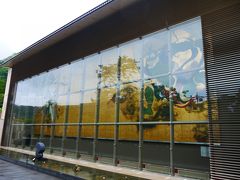 そして岡田美術館へ。
北斎の肉筆画充実しておりました♪
去年六本木の北斎展で観たものより凄かった！！
北斎以外も相変わらず充実していて眼福でございます。
そして相変わらず人少ない。
1フロア10人いないくらい。
大丈夫なんだろうか。
コロナ前に来た時もめっちゃ空いてたし…

この有名な巨大風神雷神、
この通りガラスが反射しちゃうのでガッツリ見学したい
or綺麗な写真撮りたい場合は日没前後がいいと思います。