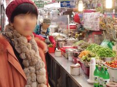 東大門の『広蔵市場』にやって来た。
朝早かったので、人通りは少なめ。
嫁隊員：「この店でビビンパ食べたいね。野菜が新鮮そう。」