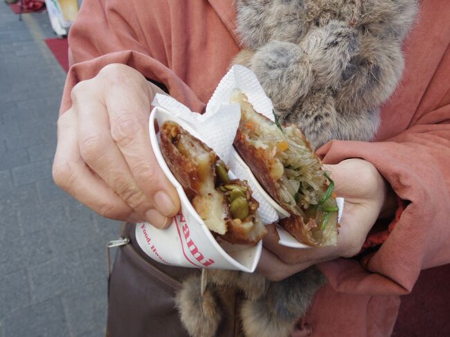 チャプチェとシュガーのホットク。<br />チャプチェ入りが美味しい。