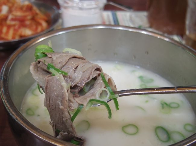 夕食は、鐘路の『神仙ソルロンタン』<br />1000ウォン高い純牛骨ソルロンタンが、断然おいしい。<br />次回から、純牛骨の方だけ注文しよう。<br />