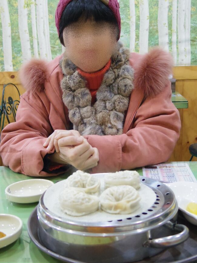 3日目の朝食は、店頭の湯気がモウモウで、おいしそうだった、マンドゥ屋に飛び込んだ。<br />ニラマンドゥ(ニラ餃子)を注文。<br />