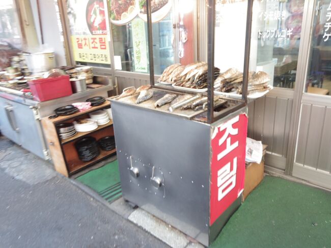 鐘路シンジン市場を歩いていると、猫のひげがピョ～ン。<br />この匂いは…　焼き魚横丁だ。<br />嫁隊長「こ、ここで、太刀魚食べたい！　アジ食べたい！　ニャ～オン」<br />今回は『タッカンマリ』を食べに来たのだ。<br />次回の訪韓まで「待て！」