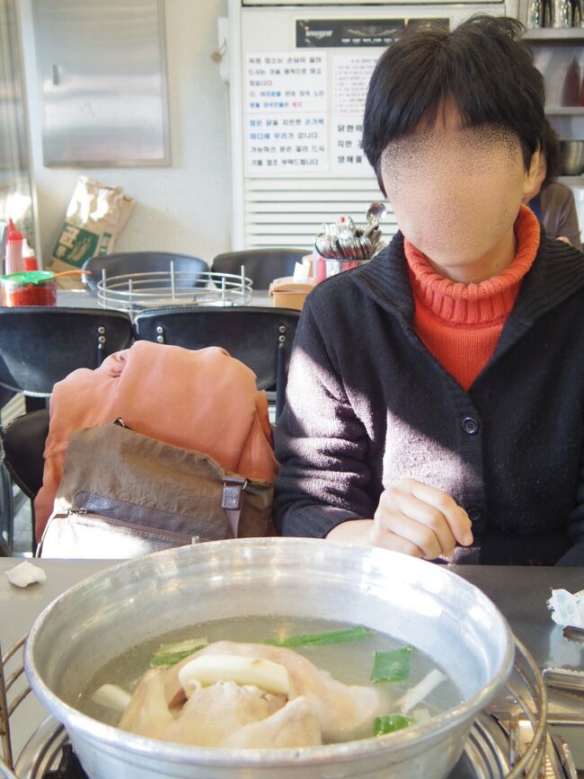 この店は、タッカンマリの専門店。<br />少し塩っ辛いが、専門店だけあって、鶏が柔らかい。<br />ニンニクとジャガイモもたくさん入って香りもいい。<br />嫁隊長「コラーゲンがたっぷりで、女性には嬉しいわよね。ついでに鶏皮を顔に貼ろうかしら。」<br />それは、鶏の皮をかぶった大女将(狼)だ。