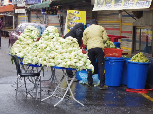 嫁隊長「この時期にキムチを漬けるのね。」<br />昔は、うちでも、木樽で白菜、漬けてたな～<br />嫁隊長「これからの寒風に耐えて、白菜は美味しく変身するのよ。」<br />おっ、珍しく、いいこと言うね～<br />嫁隊長「次回も、キムチいいマッサージ行きたいな～」<br />そのダジャレでは、愛の不時着でなく、墜落（老いらく）の恋だ。