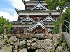 広島城　天守閣
天守もいいけど、
これがなかなか、石垣がものをいう城なのだ。
というキャッチコピーを見て、石垣込みで写真を撮ってみたけど、(･ัω･ั)ｳｰﾝ　撮影センス無さ過ぎて凹…