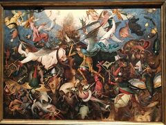 13枚目です
ベルギー王立美術館です。

The Fall of the Rebel Angels
Oil on Panel 117x162cm 1562
「堕天使の墜落」

ブリューゲル（父）にはヒエロニムスボッシュ(1450～1515)の影響がある作品を描いていた時期があります。

この「堕天使の墜落」やミュンヘンにある「怠け者の天国」やアントワープにある「狂女フリート」などです。

ブリューゲル(父)が生まれたのは1525年でボッシュが亡くなったのは1515年ですから直接的な関係はありません。

1545年ブリューゲル(父)が20歳の頃、(ボッシュの死後30年頃に)ボッシュの人気がリバイバルした時期があります。

ボッシュの作風と主題の着眼点に魅力を感じ共鳴し尊敬していたのは事実ですが、ボッシュ風な絵画を欲しがる顧客(注文主)が多くいたのです。

ベルギー王立美術館にはボッシュの2つの作品「キリスト磔刑」「聖アントニウスの誘惑」が常設展示されています。
ブリューゲル(父)とボッシュの2人の作風を比較してご鑑賞されると面白いと思います。