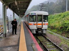 帰りの猪谷駅では雨が強くなりました。富山からのキハ120系が30分遅れで到着し、発車調整するというこです。乗務員さんに確認すると東八尾、速星間が豪雨のため徐行するのでさらに富山に30分延着すると案内をされた。
