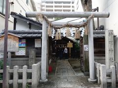 夕食は肉を食べようと、矢澤へ。

お店の前には神明神社。