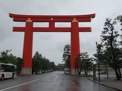 平安神宮の大鳥居。

雨が強くなってきました。