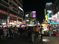 宿から15分ほどで夜市の入り口に到着。
観光客を中心に人人人。
とりあえず、何かを食べたいということで目についた屋台に。