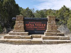 Mesa Verde National Park

11時、メサベルデ国立公園に到着しました。

基本的に岸壁の住居跡を見学するにはガイドツアーに申し込む必要があるので、ビジターセンターにまずは向かいました。しかし、空いているツアーが14時しかなかったので、時間の都合上諦め、セルフガイドでまわれるSpruce Tree Houseへ行くことにしました。