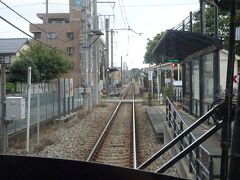 東岩瀬駅。
この路線のほとんどの駅が、このように上りと下りのホームが互い違いになっている。