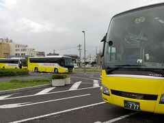 福富観光バス４台。ナンバープレートが凄い。１号車１１１。２号車２２２。３号車３３３。私は４号車で７７７です。分かりやすいように。