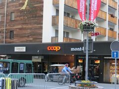 そして我々はツェルマットの駅前広場へやってきました。
駅の向かい側にあるのが「COOP」です。このスーパーには大変お世話になりました。ここには2日続けて買い物に行きましたよ。

