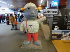 ツエルマットのマスコット「ウォーリー」君。駅の構内で我々を迎えてくれましたが、着いた時には写真を撮る暇が無かったので帰る時にパチリ。
ウォーリー君、さようなら。機会があったらツエルマットにまた来たいな。
ツエルマットの旅行記はこれでおしまい。次はフランスのシャモニーです。

今回は山の写真ばかりでしたが訪問下さりありがとうございました。

