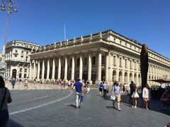 人ごみと反対歩行にあるいたら、オペラ座Opéra National de Bordeaux - Grand-Théâtreにでました。
