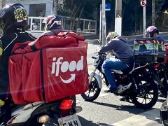 【Uber EATS】

日本「ウーバーイーツ」はチャリンコが多いですが、ブラジルはバイクが多いですね～。ただ、最近、失業した連中がどんどんウーバーの運転手やウーバーイーツの配達人に流れ込んできており（UBERは信用第一のビジネスモデルなので）、ものすごくハードルをあげており、今やなかなかその職につくもの難しくなっています。

写真：「Uber Eats」の対抗馬、「I-food」...似たような業者がたくさんあります。
