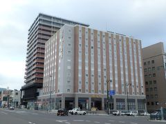 今宵の宿はこちら。小樽駅の目の前にある温泉付きのホテル。この状況のせいなのかかなりお値打ちな価格で提供されていたので、ここに泊まることを前提に旅のプランを組んでしまった。