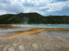 グランド・プリスマティック・スプリング(Grand Prismatic Spring)はとても大きくてカラフルな熱水湖で、大きさは世界第3位です。