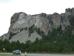 バッドランズの西方約120ｋｍに、岩山に刻まれた歴史上の米国大統領像があるラシュモア山があります。バッドランズから1時間半ほどのドライブで到着しました。
