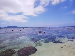 人もわずか数人しかいな～い！！
４月の平日だもんね～！　
無料駐車場にも車を停めて　駐車場からすぐビーチなので嬉しい♪
売店の裏にはシャワーあり。そのスペースを借りて着替えま～す。
シュノーケルセットも持参したので即海へ！