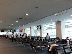 羽田空港　第２ターミナル　57搭乗口
沖縄行ですが、人は少なめです