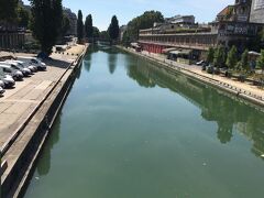 お次に向かったのサンマルタン運河Canal Saint-Martin。なんせ暑かったので水辺に行きたかったのです。

数年前、その一部は歩いたことがあったのですが、今回は全行程？歩いてみました。