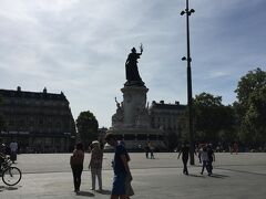 レピュブリック広場Place de la Républiqueまで歩いてやってきたので相当おくたびれ。

次の目的地？もバスで行けるところ（笑）