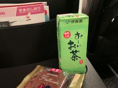 1日目。
羽田空港19:55発→那覇空港22:25着のJL925便で沖縄へ。
ガラガラかと思いきや機内はほぼ満席でした！

夜便だったので第一ターミナルのゲート内で何か食べる予定でしたが、コロナの影響かほとんどのレストランはCLOSED、売店のお弁当もほぼ売り切れていました。
機内での飲み物はパックのお茶かオレンジジュースの2つのみ、パックが安心感があったのでお茶をいただき、売店で購入したアマンドのフルーツケーキと合わせて小腹を満たしました。